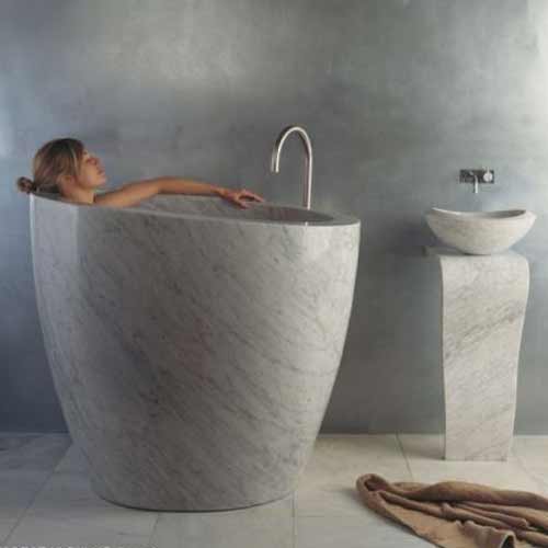 How to Buy a Soaker Tub for a Tiny Bathroom