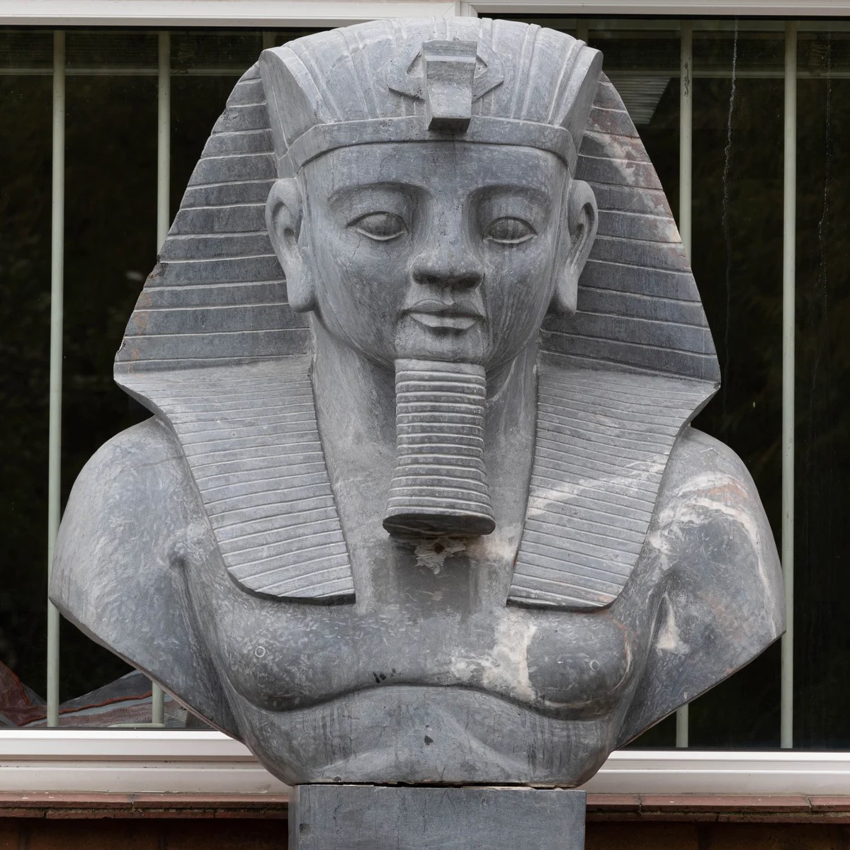 egyptian statue